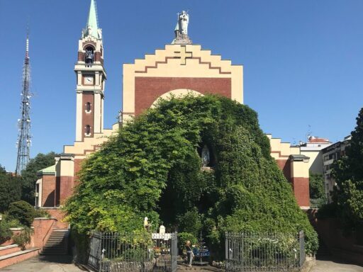 Parrocchia prepositurale Santa Maria di Lourdes in Milano